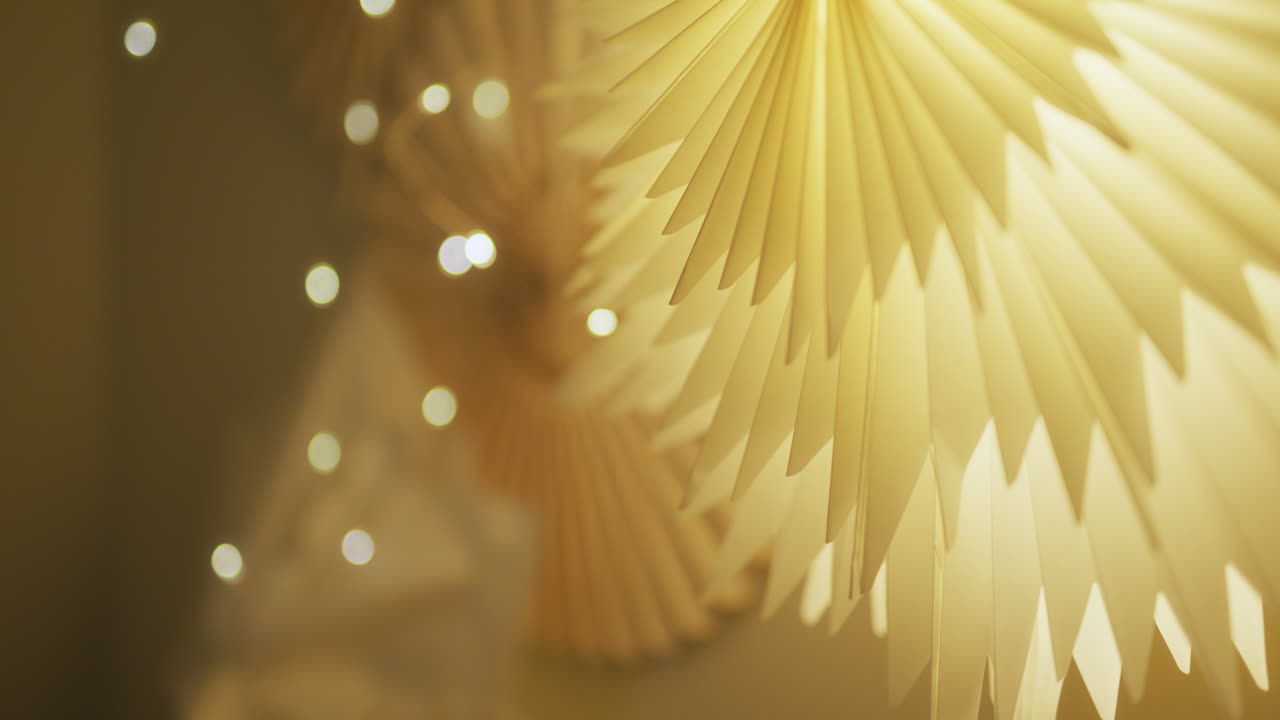 크리스마스 장식품과 다양한 크리스마스 프로프와 함께 휴가를 위해 집에서 아름답게 장식 된 방