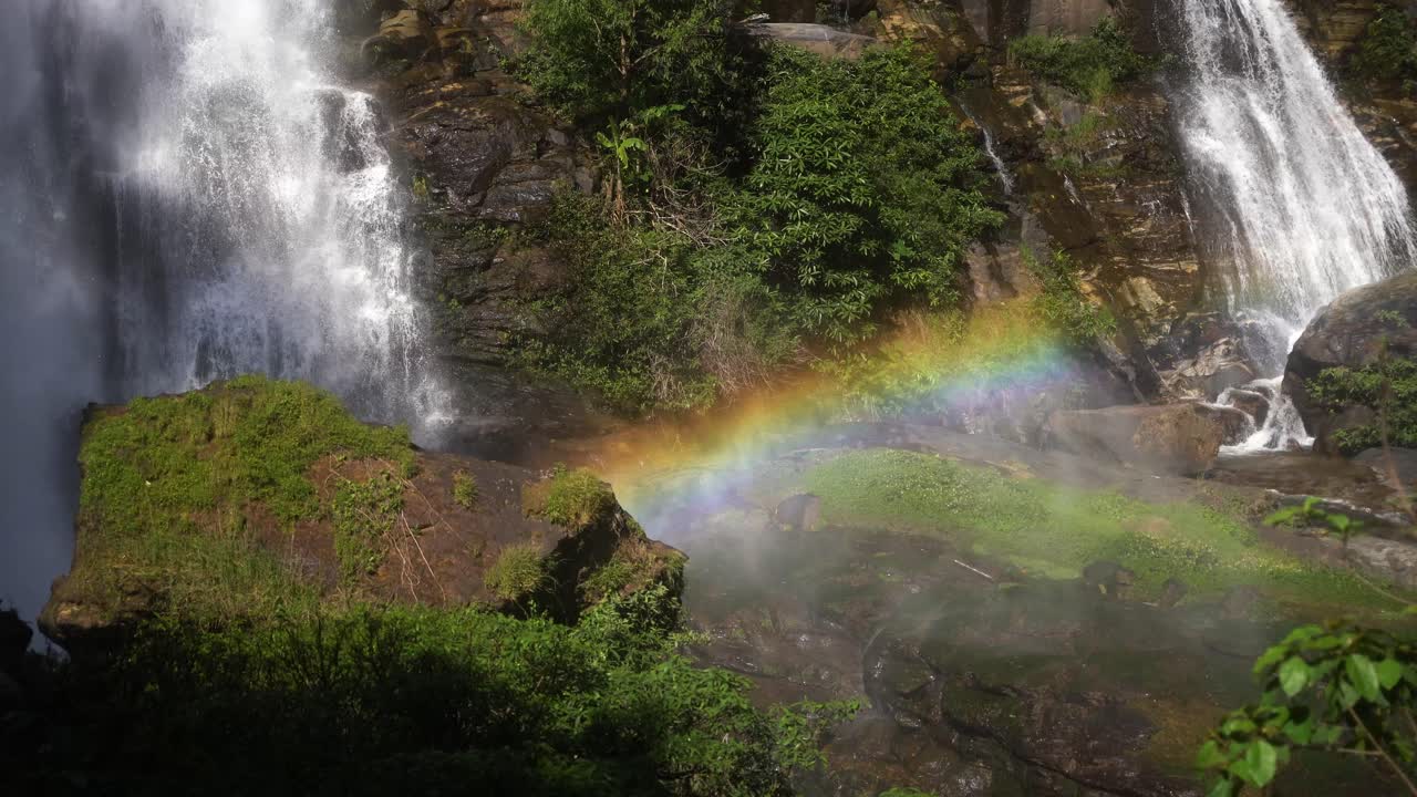 hermosos colores del arco iris en las gotas de condensación que se liberan de la enorme cascada de wachirathan en tailandia