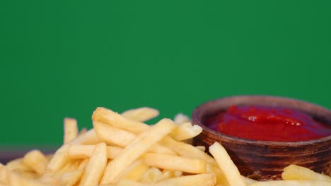 las papas fritas con salsa de tomate giran lentamente.