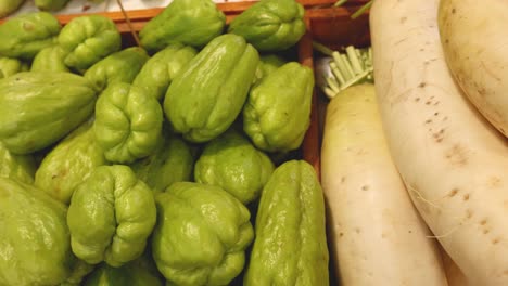 chayote y rábano chino exhibidos en un mercado