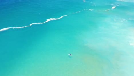 Hoher-Winkel-Des-Surfers-Allein-Im-Ozean,-Der-Auf-Wellen-Wartet