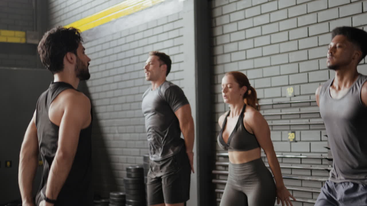 체육관에서 단체 체육 운동