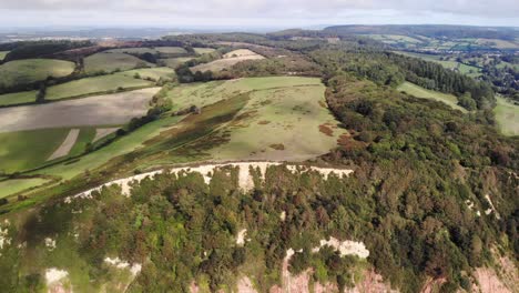 Vista-Aérea-De-Acantilados-Jurásicos-Costeros-Bordeados-De-árboles-Cerca-De-Sidmouth,-Devon,-Reino-Unido