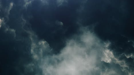 4.000-Relámpagos-Entre-Espesas-Nubes-Cumulonimbus-En-El-Cielo,-Tormenta