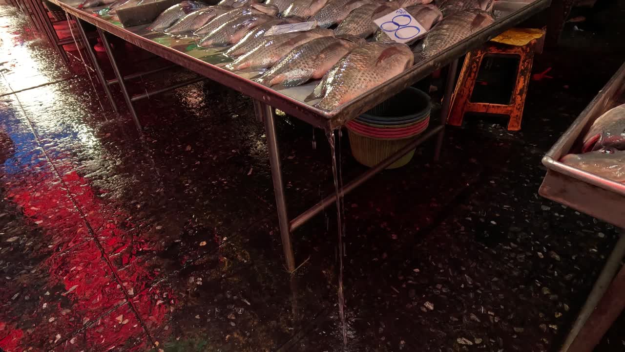 물방울이 표면에 부히는 것을 보여주는 순차적인 프레임입니다.