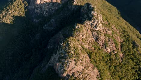 Panorámica-Lenta-Con-Drones-Que-Revela-Los-Picos-De-Las-Montañas-En-El-Interior-De-Queensland