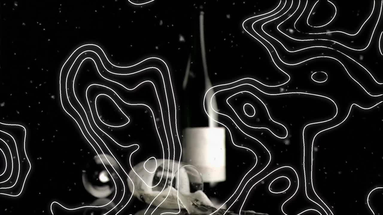 검은 바탕에 떨어지는  ⁇ 페인으로 가득 찬 잔에 대한 지형