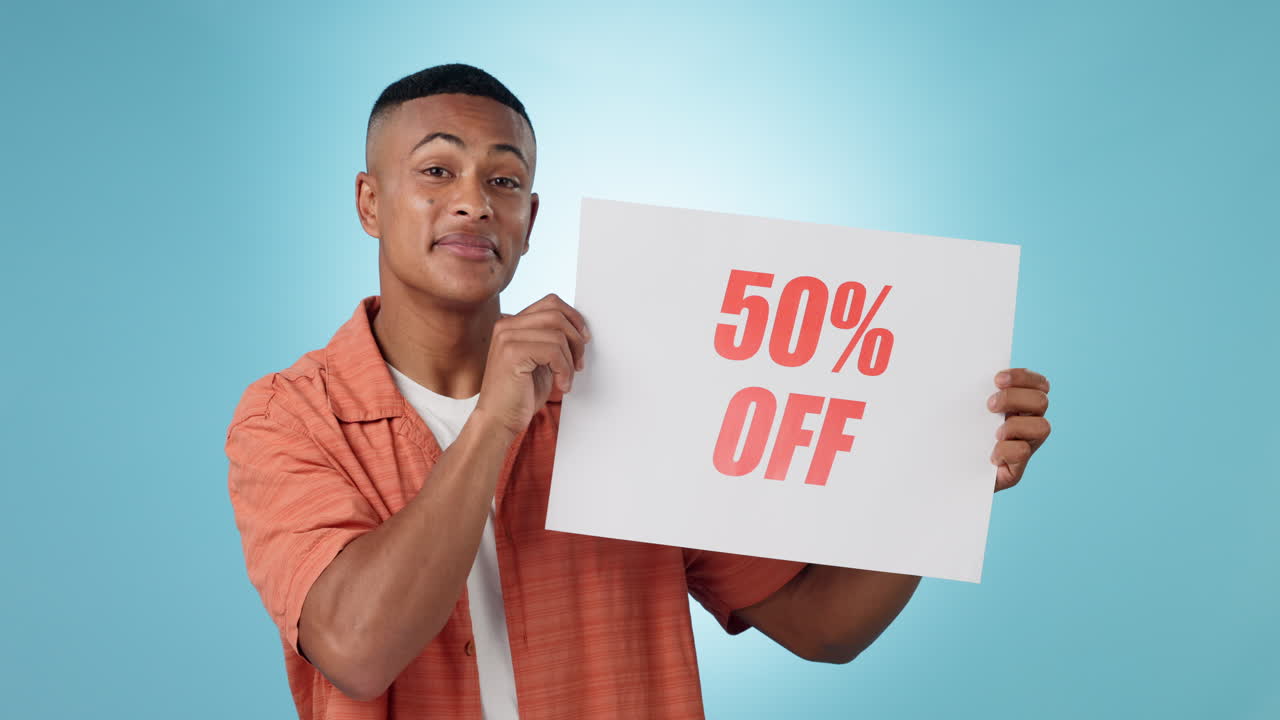 venta, cartel y cara de hombre feliz en el estudio