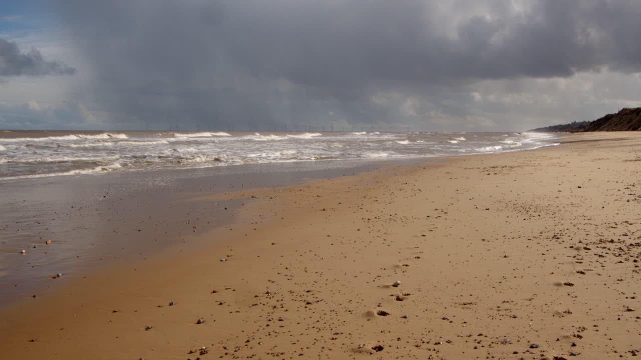 모래 자갈 해변에 파도가 부서지는 hemsby 해변