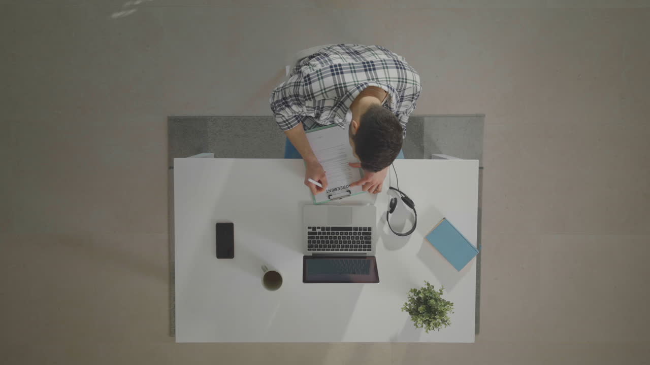 데이터를 합의로 작성하는 사람