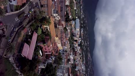 Vertikale-Luftaufnahme-Von-Puerto-De-La-Cruz-Auf-Teneriffa,-Kanarische-Inseln,-Reiseziel-In-Spanien,-Europa