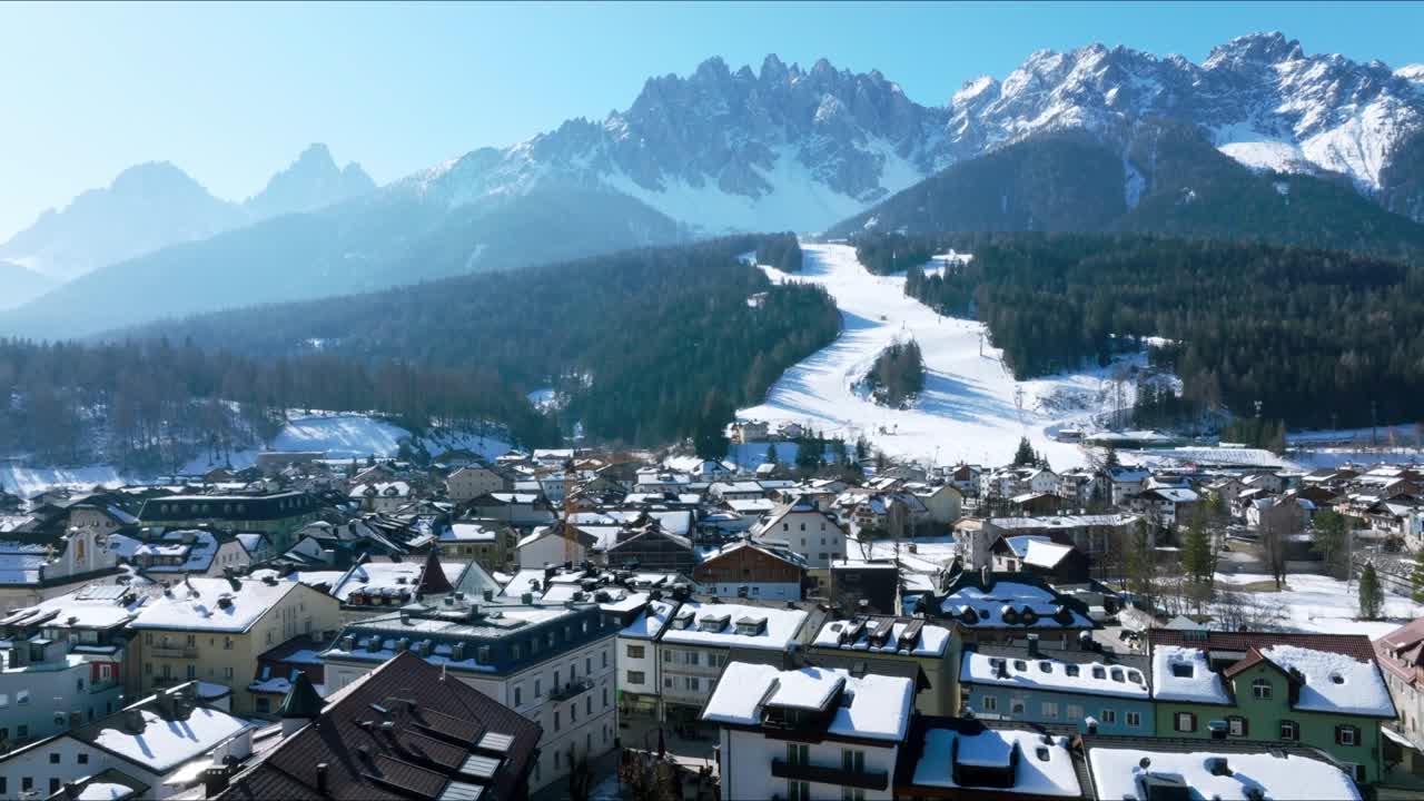 이탈리아 산악 도시 산 칸디도 (san candido) 의 공중 풍경.
