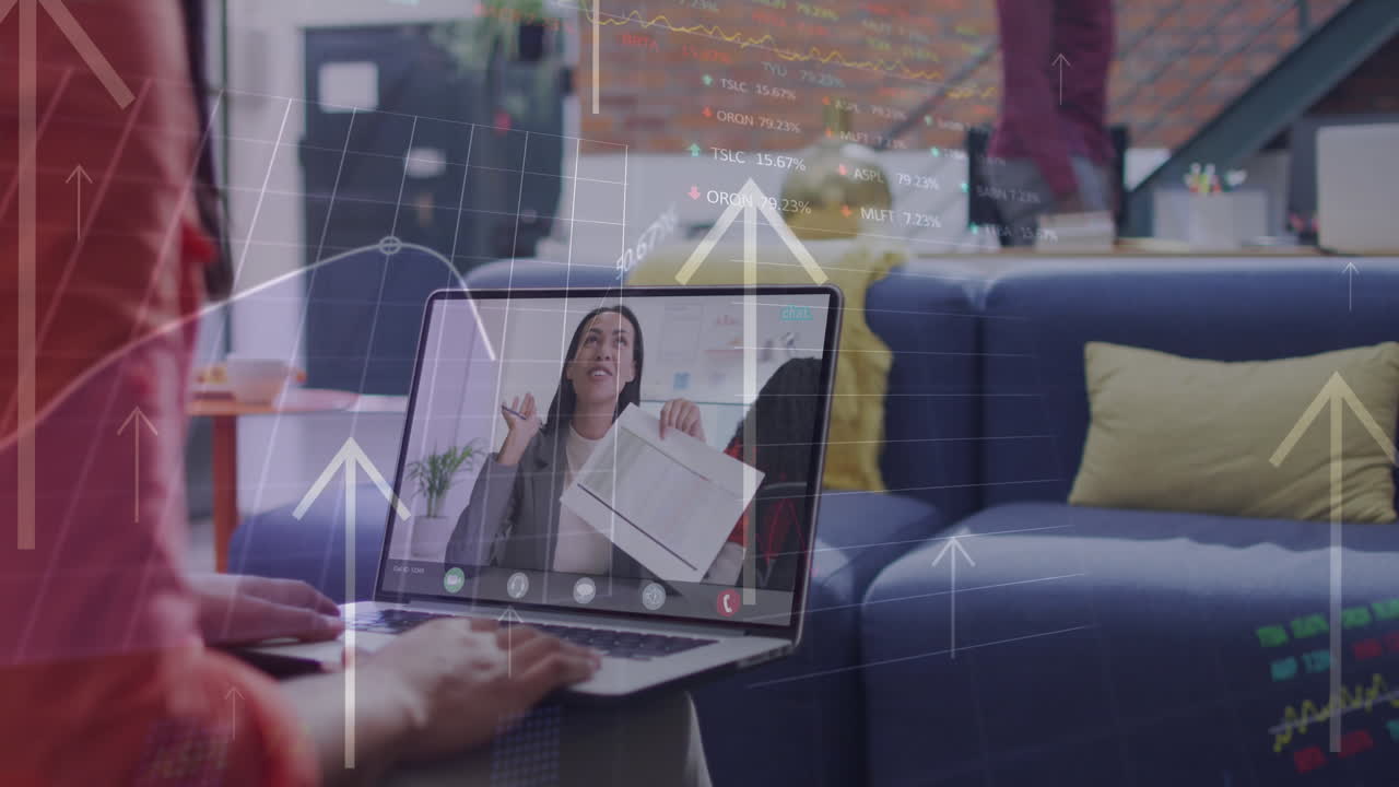 animación de flecha, gráficos, tablero de negociación, diversas compañeras de trabajo discutiendo informe sobre llamada de video