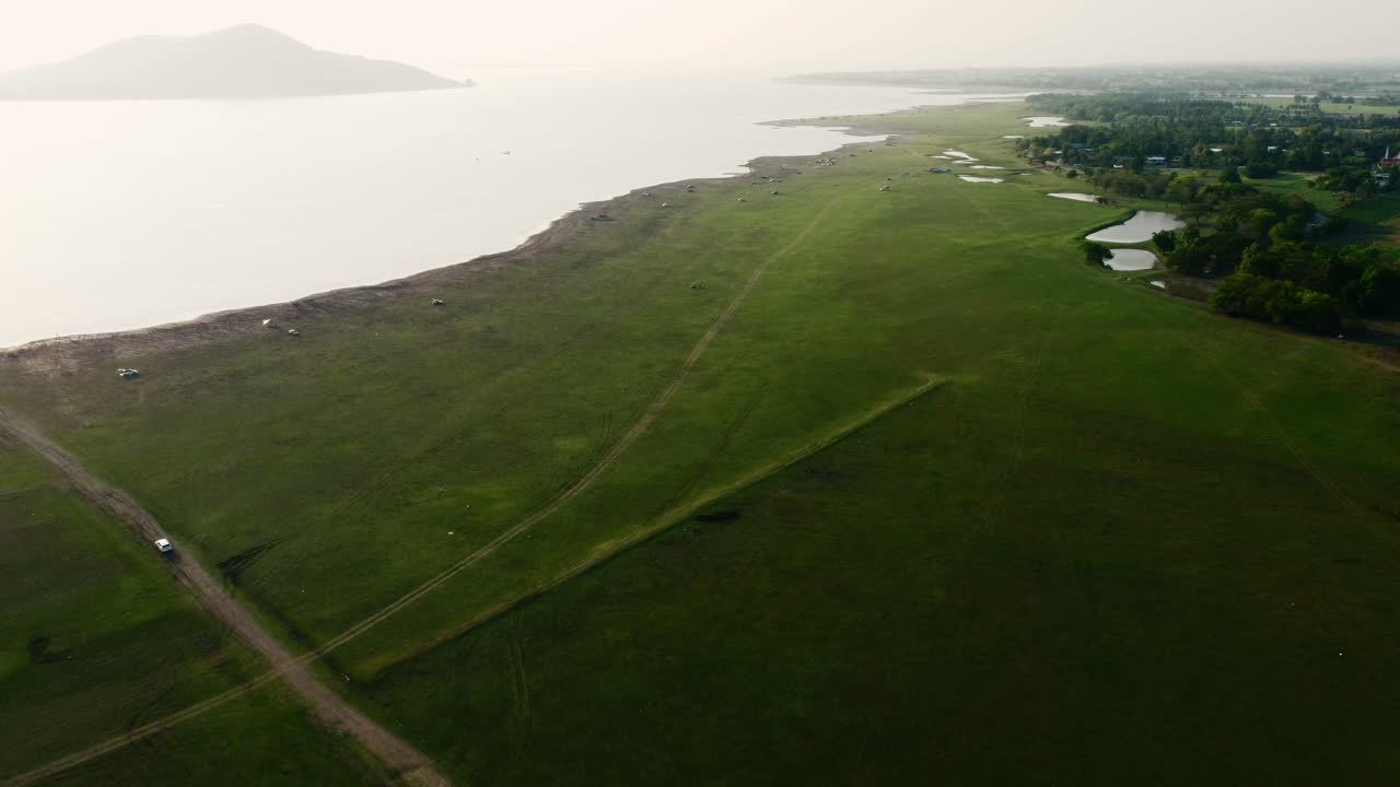 vista aérea del paisaje al final de la presa de pa sak jolasid con hierba verde y agua