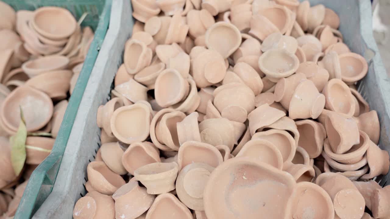 힌두교의 디발리 축제에 대한 지역 인도 거리 판매자 디야, 인도