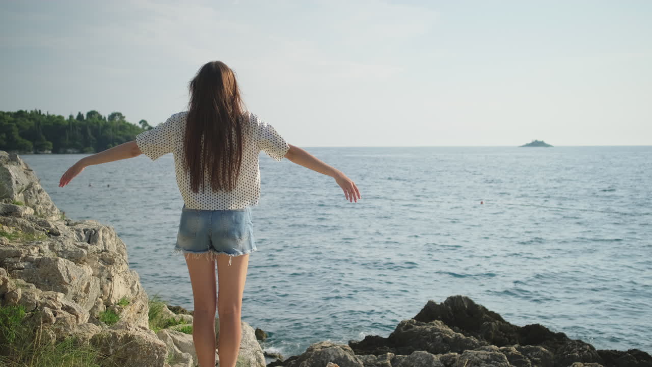 바가에서 풍경을 즐기는 여자