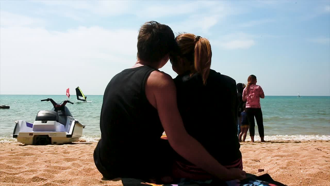 해변 하루를 즐기는 커플