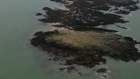 Panorámica-Aérea-Dinámica-Y-Revelación-De-Escaneo-De-La-Isla-Del-Ojo-De-Irlanda.