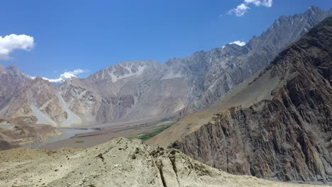 amplia toma aérea cinematográfica de passu cones pakistan, épica toma de dron giratorio amplio