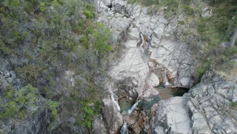 Vista-Aérea-De-Arriba-Hacia-Abajo-Sobre-Las-Cascadas-De-Portala-Do-Homem-En-Portugal