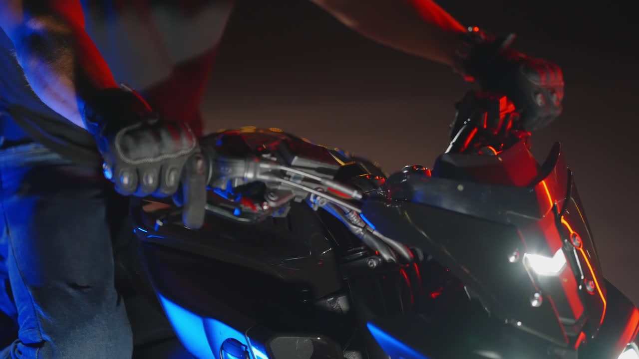 hombre montando una motocicleta por la noche