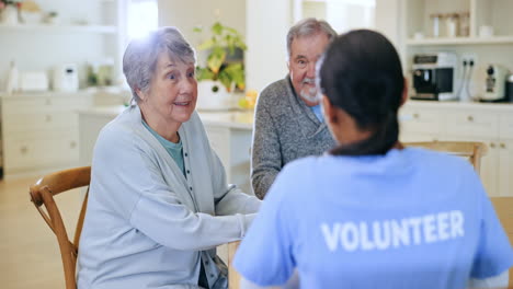 Freiwilliger,-älterer-Mann-Und-Frau-Im-Gespräch