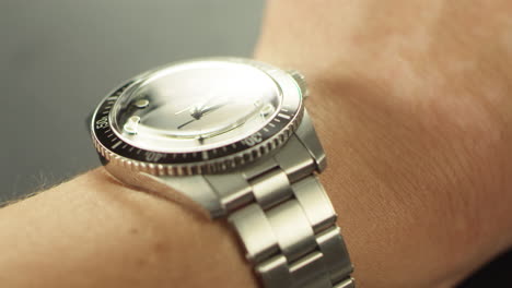 Closeup-male-hand-with-mechanical-watch.-Macro-wrist-watch-on-male-hand.