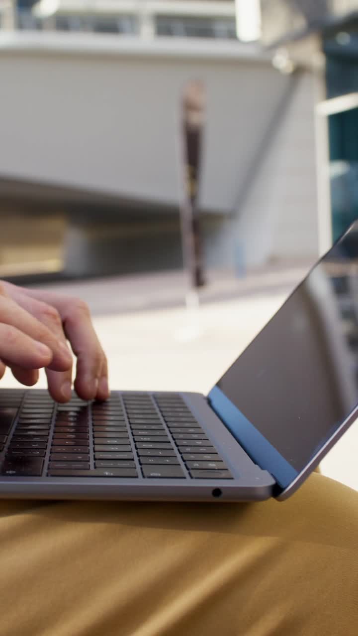 Persona che lavora al laptop all'aperto