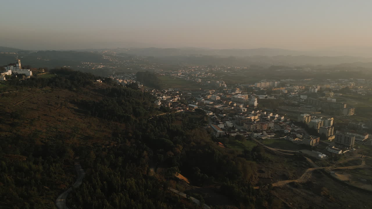 el resplandor del atardecer en felgueiras, portugal. panorama aéreo