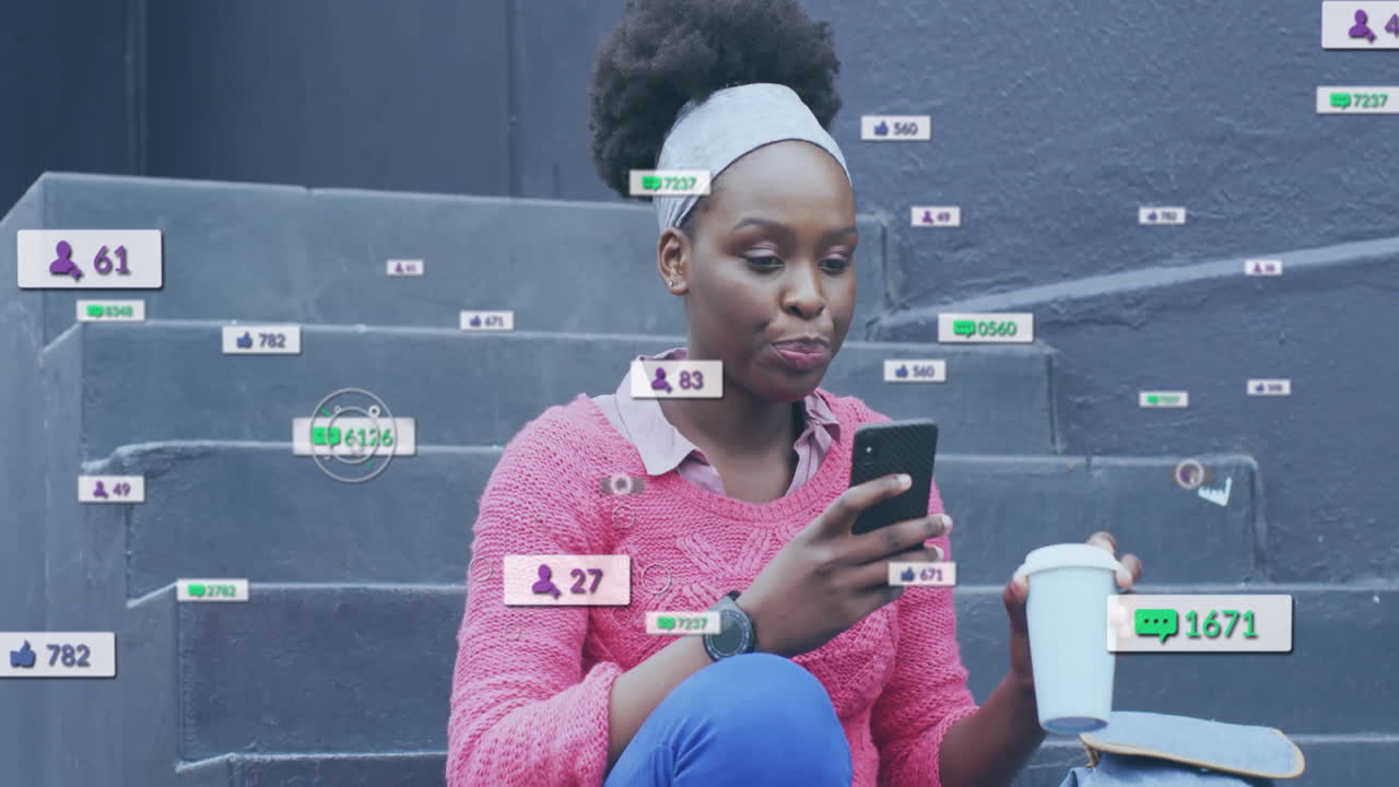 animación de iconos de los medios sobre una mujer biracial usando un teléfono inteligente