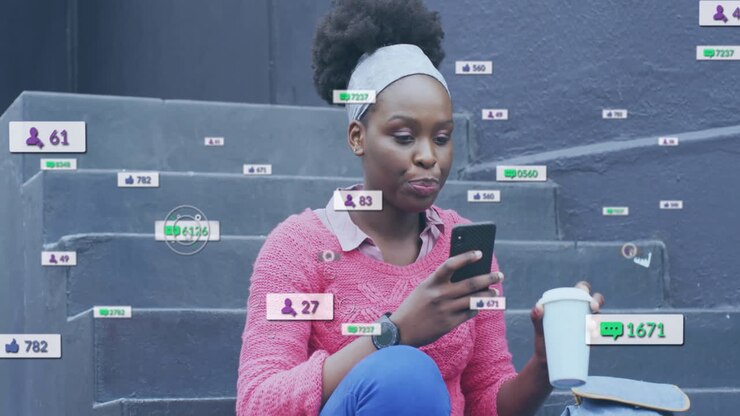 Animation af medieikoner over en kvinde med blandet etnisk baggrund, der bruger en smartphone