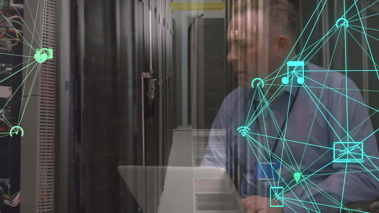 animación de la red de iconos de los medios sobre el hombre caucásico en la computadora portátil trabajando en la sala de servidores