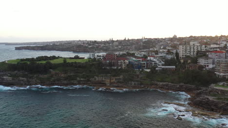 Toma-Aérea-De-Drones-Volando-Hacia-El-Sur-De-Bondi,-Sydney,-Australia