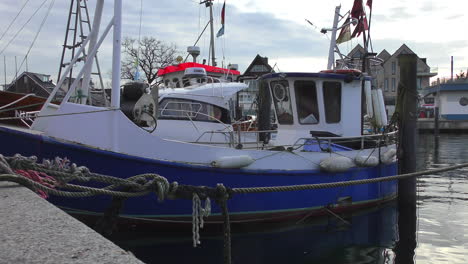 en el puerto de groemitz hay un pequeño barco de pesca