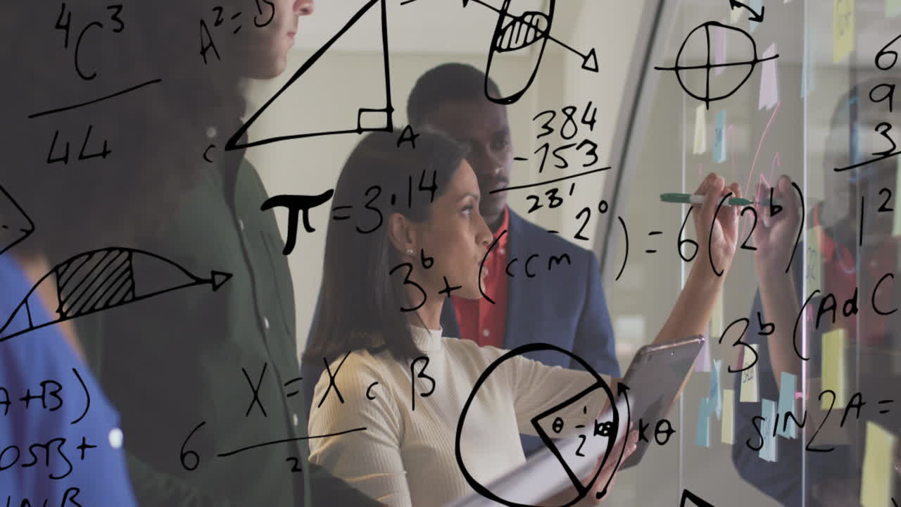 múltiples ecuaciones matemáticas contra diversos colegas de oficina escribiendo en tablero de vidrio en la oficina
