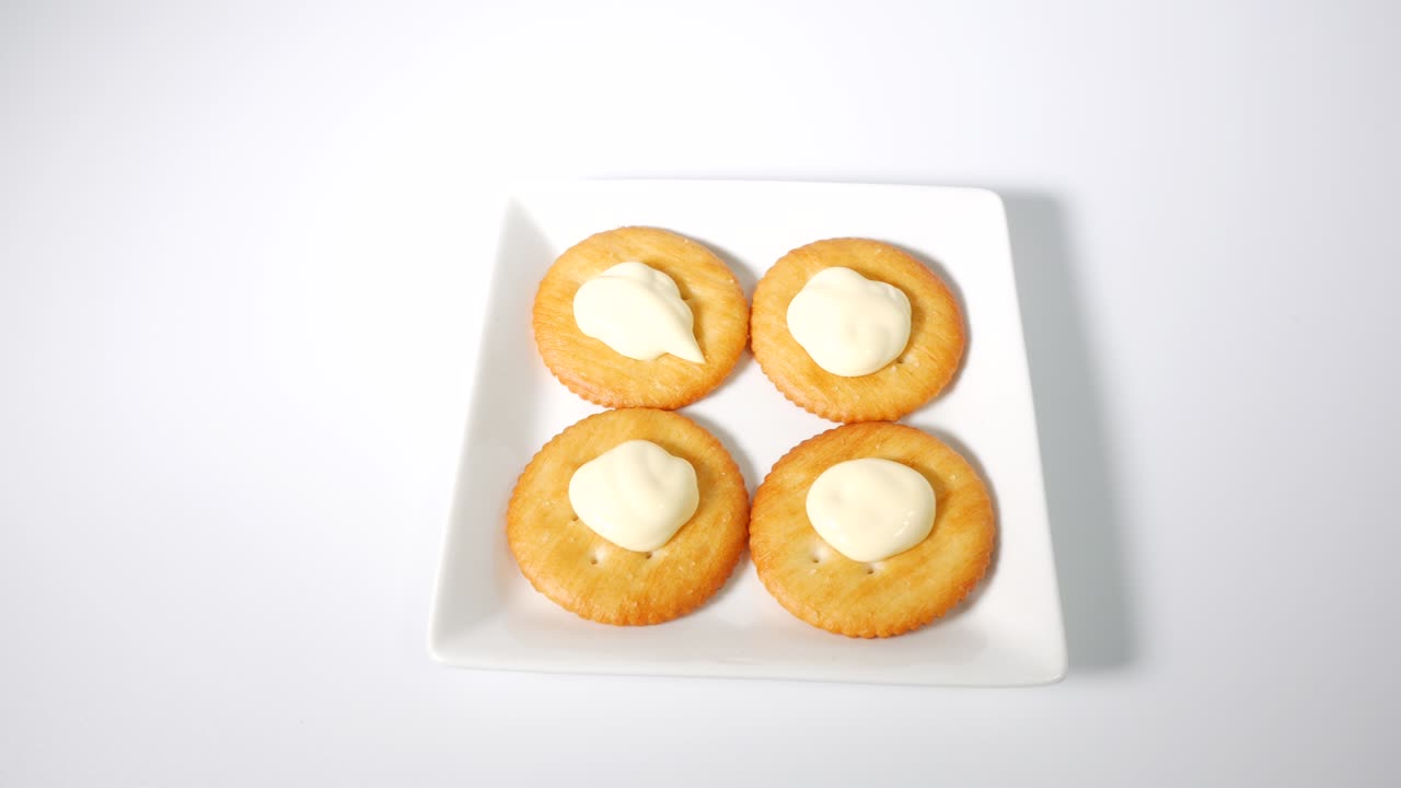 마요네즈와 함께 둥근 크래커