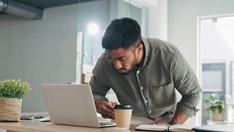 Laptop,-Kaffee-Und-Frustrierter-Mann,-Der-Im-Büro-Tippt