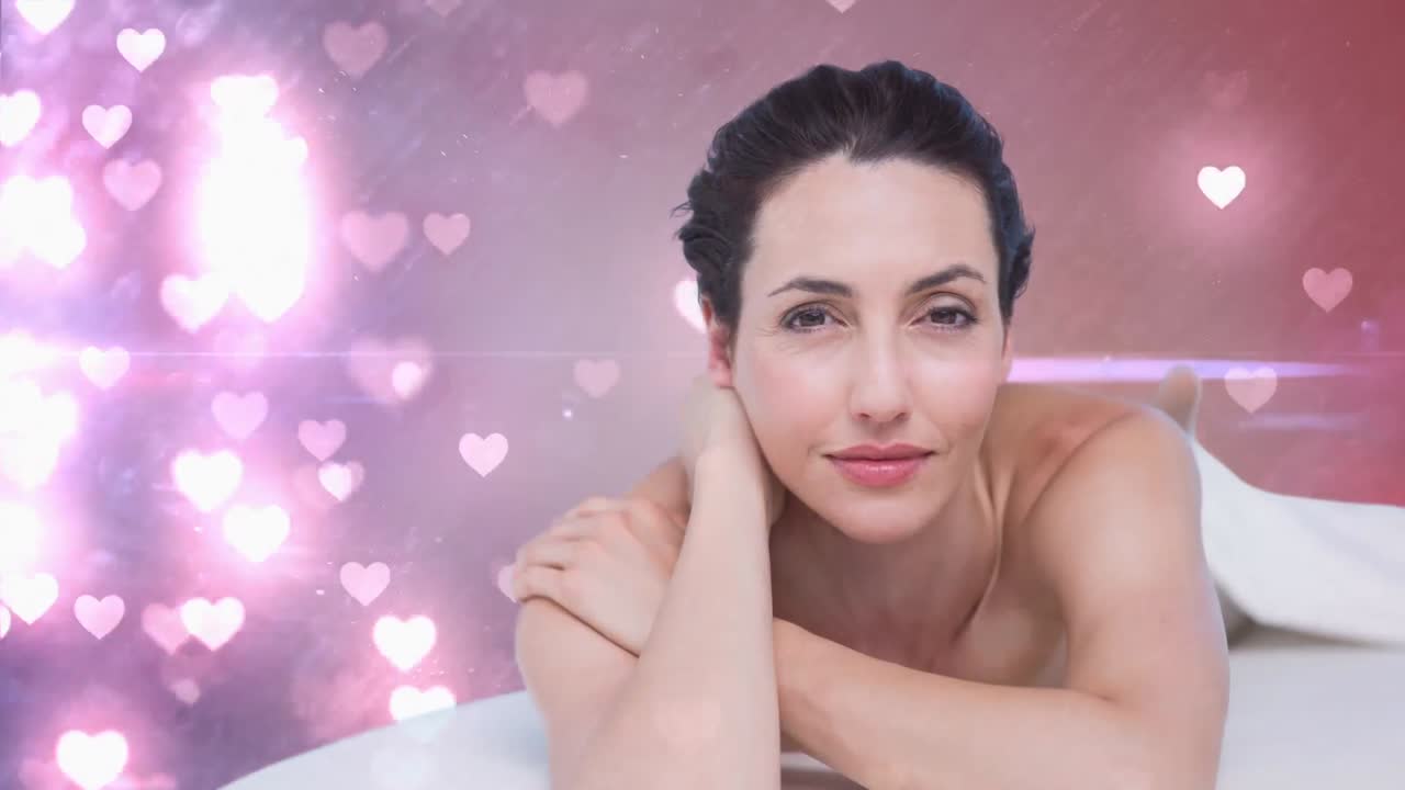 mujer atractiva acostada en la mesa de masaje