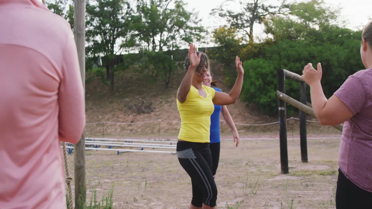 amigas disfrutando de hacer ejercicio en el campamento de entrenamiento juntas