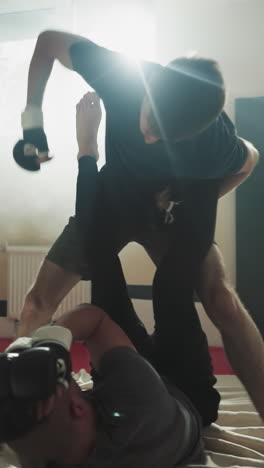 hombre golpea a su compañero bloqueando la cara en un club deportivo. un luchador fuerte golpea a un amigo haciendo ejercicio en un gimnasio de artes marciales en cámara lenta. combate cuerpo a cuerpo