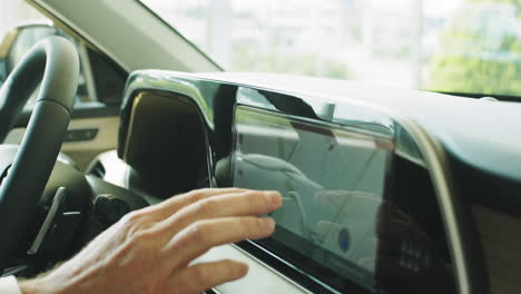 persona que utiliza el sistema de navegación del automóvil