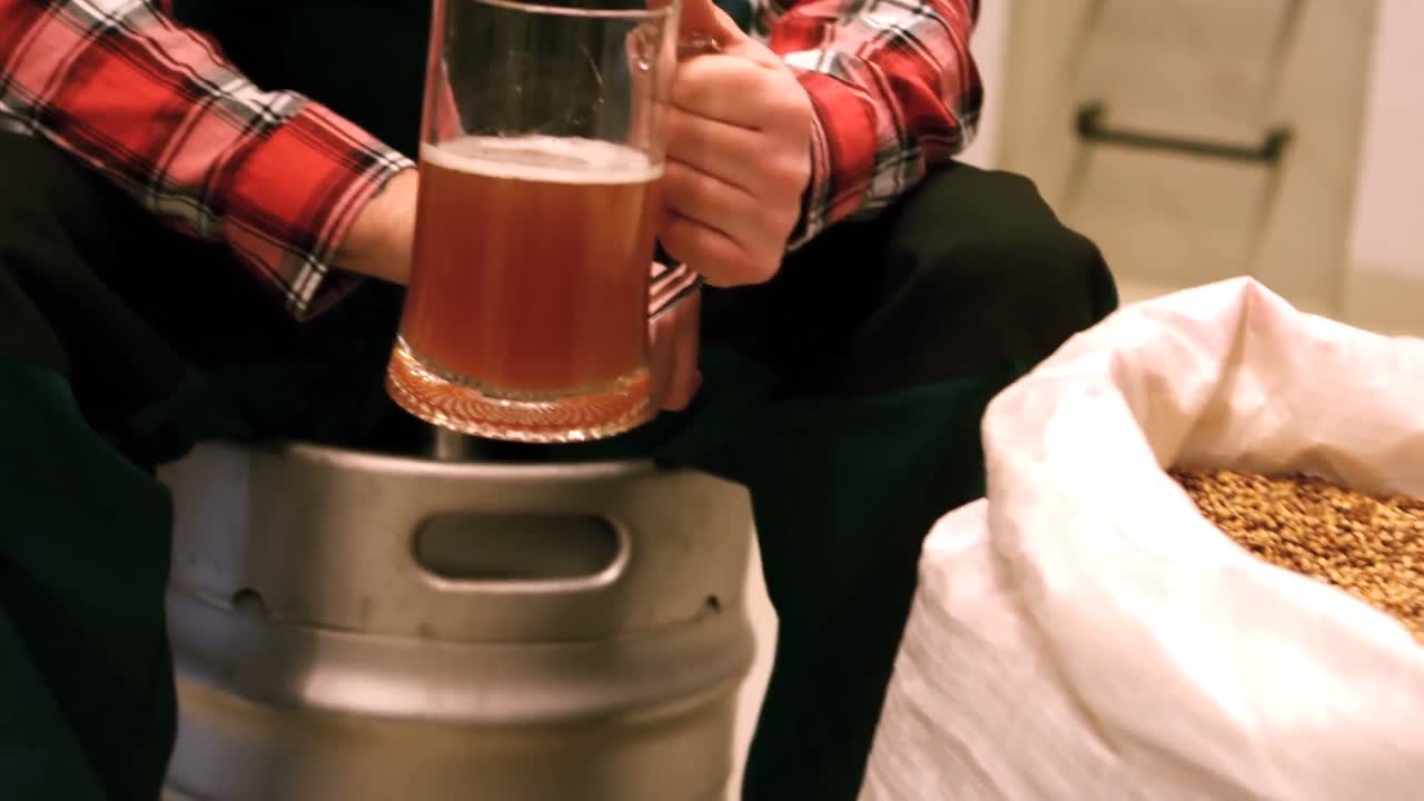 cervecero probando cerveza en una fábrica de cerveza