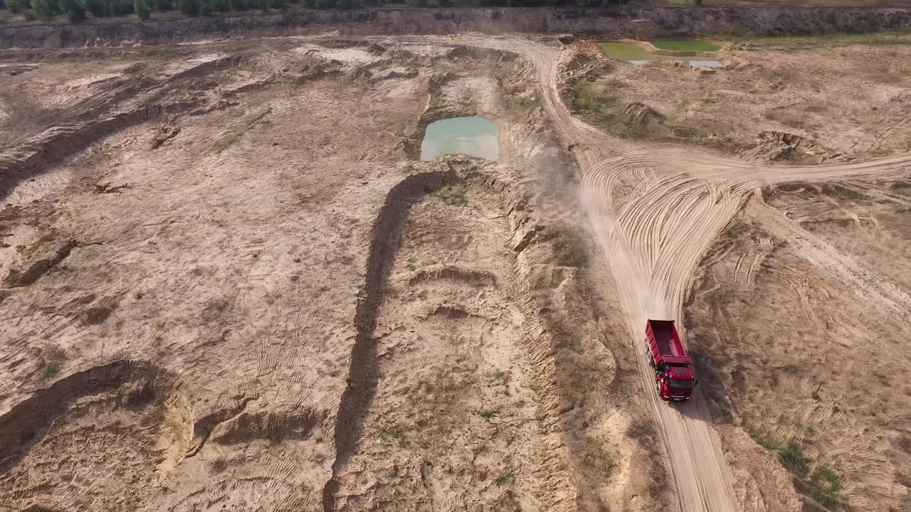 모래 광산 에 있는 빨간 덤프 트럭 의 공중 사진