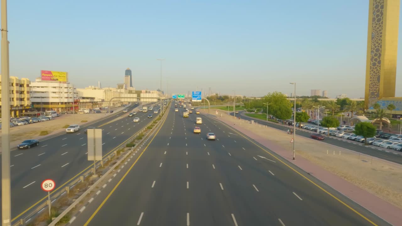 capturar la impresionante vista de dubai marco como se revela después de una escena hipnótica de la carretera