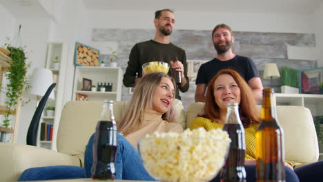 vista de ángulo bajo de amigos viendo un partido de fútbol