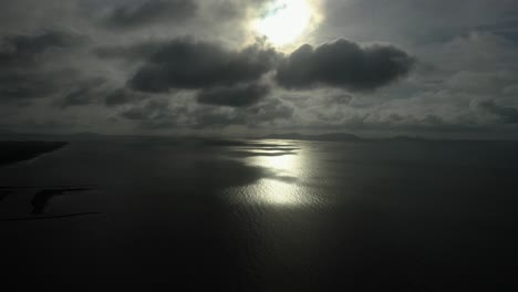espectacular vista aérea panorámica matutina con luz interesante y nubes sobre el mar en can gio vietnam