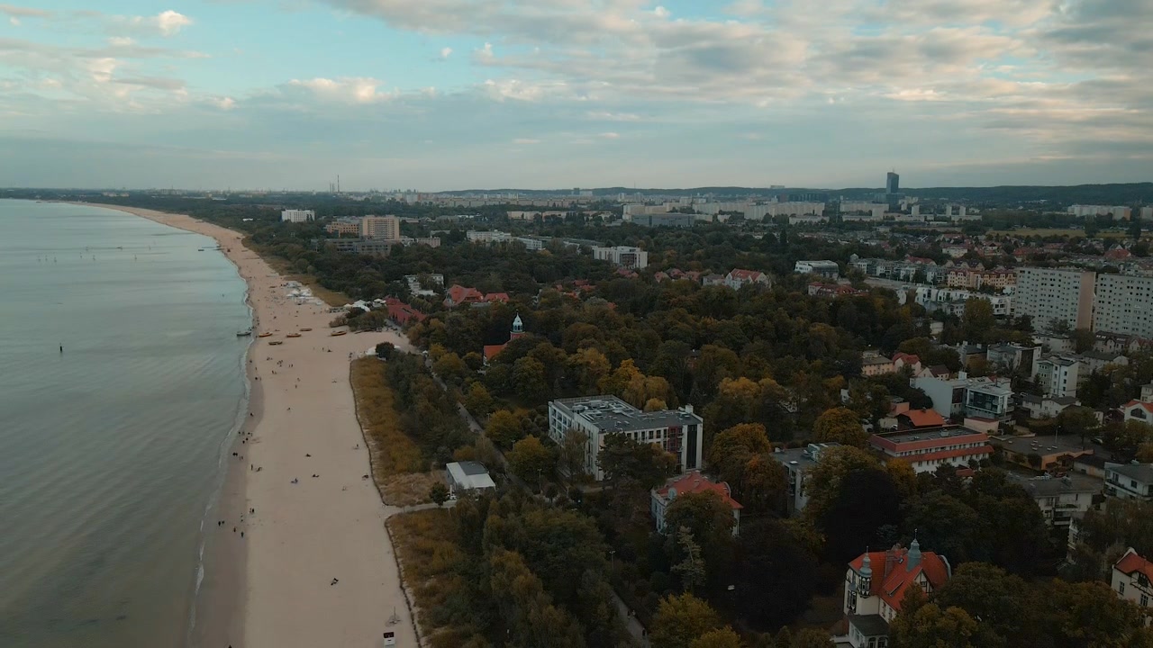 Lomakaupungin kaupunkikuva. Hotelleja ja rakennuksia rannalla. Ilmakuva.