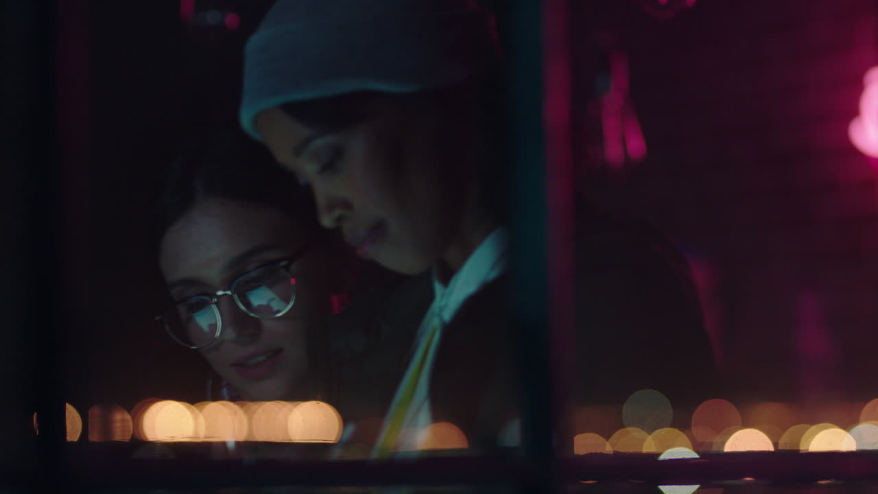 디지털 태블릿 컴퓨터를 사용하여 늦게 일하는 비즈니스 사람들 아프리카계 미국인 팀 리더 여성 트레이닝 인턴 아이디어 공유 프로젝트 마감일 전략에 대해 논의 밤에 사무실에서 협력