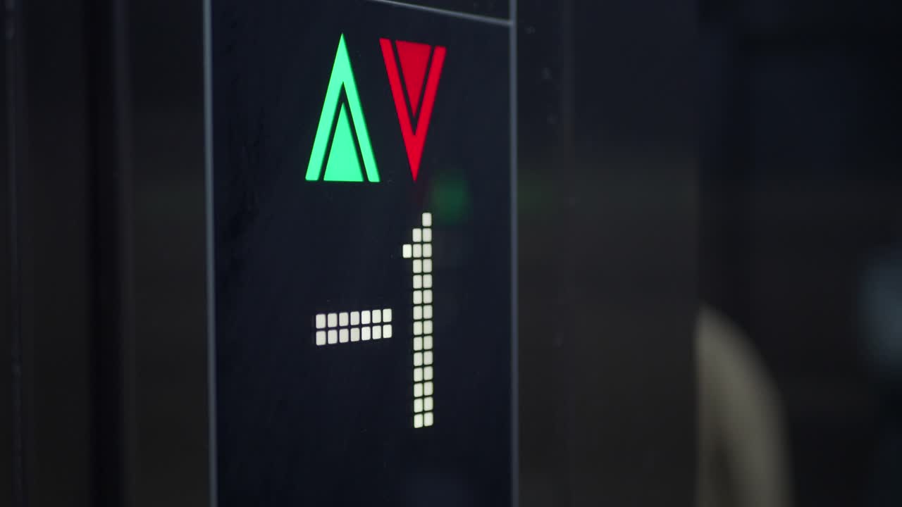 Digitalt display i elevator, der viser etage og retning