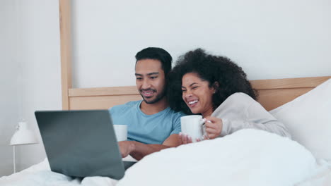 portátil, café y reír con una pareja en la cama